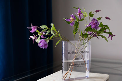 Florero acrílico con forma de libro 